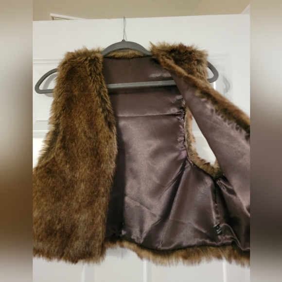 Faux Fur Cropped Vest - Picture 3 of 8